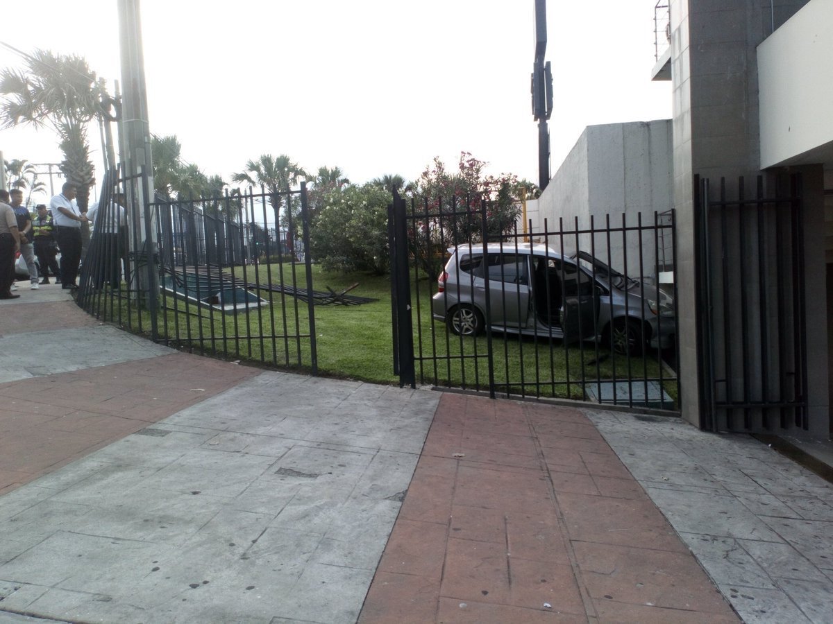 Carro choca en Metrocentro