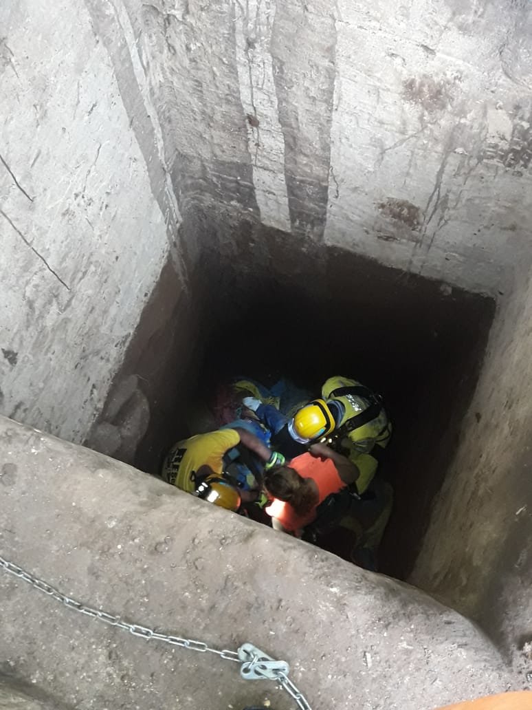 Mujer atrapada en Fosa