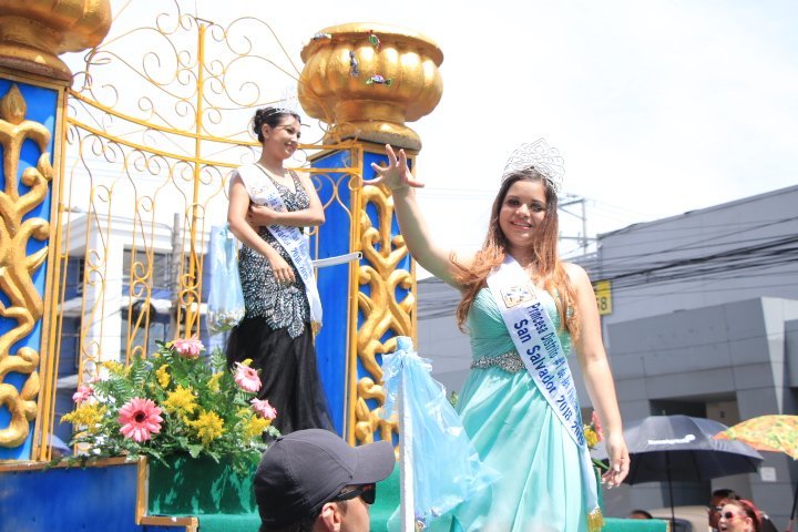 Uno de los mayores atractivos del desfile son las coloridas carrosas con bellas señoritas