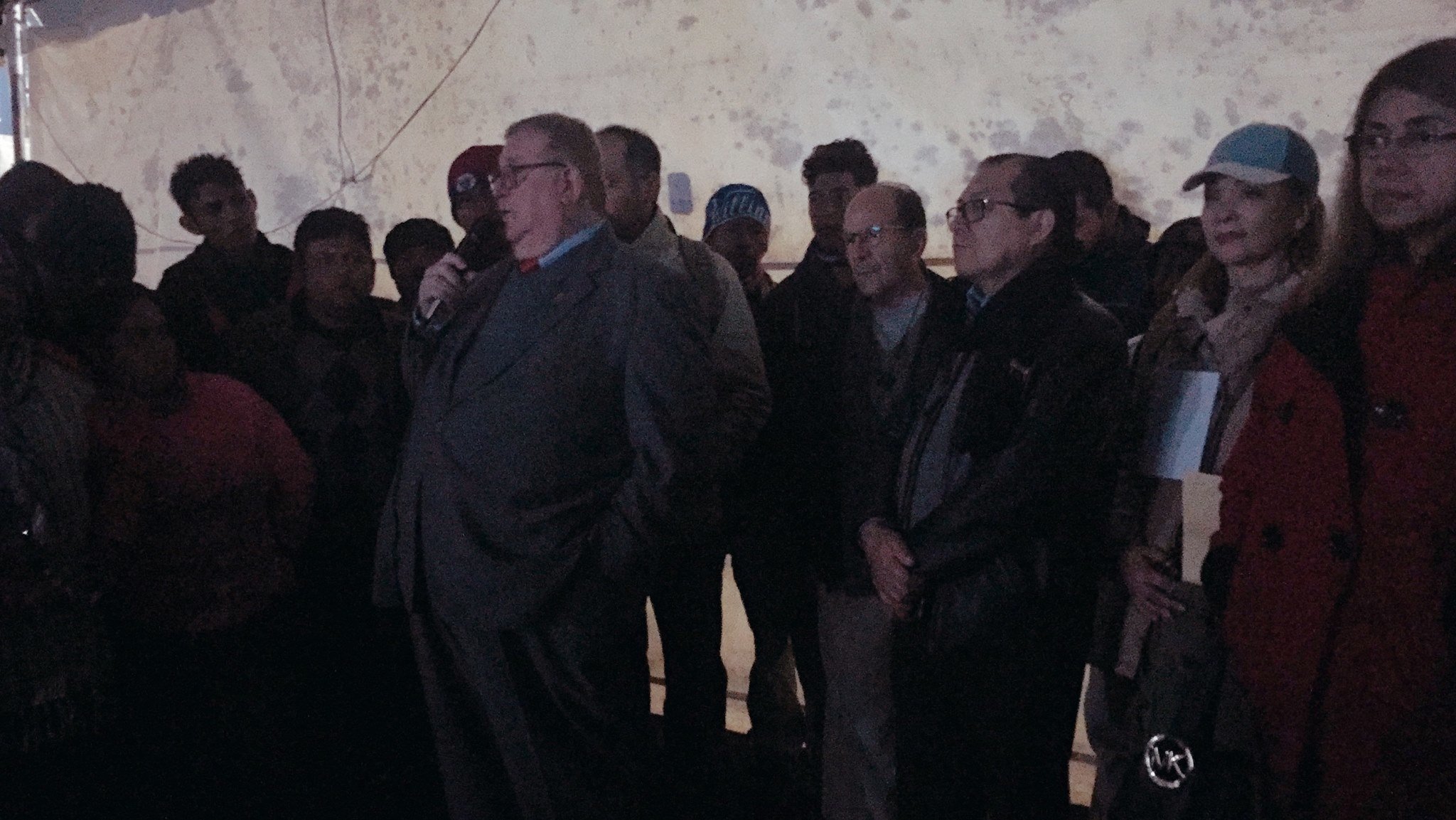 Carlos Cáceres hablando con migrantes salvadoreños