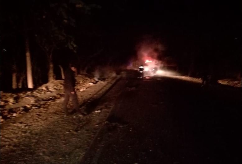 Carro volcado e incendiado