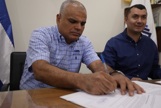 RONY HUEZO Y ALCALDE DE JUCUARAN- CONVENIO 1