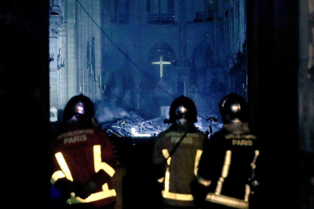 Bomberos en Notre Dame