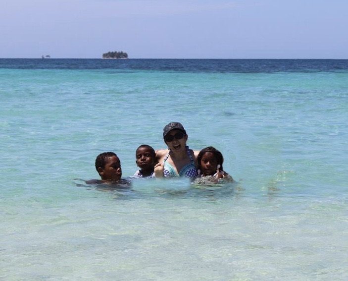 PLAYA Y NINOS GARIFUNAS