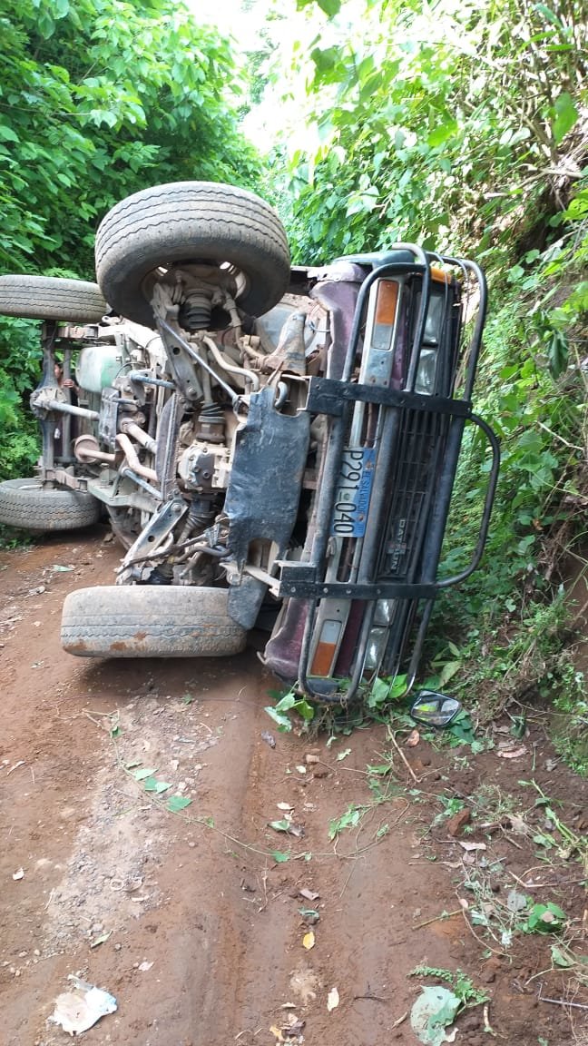 Carro volcado en Juayua