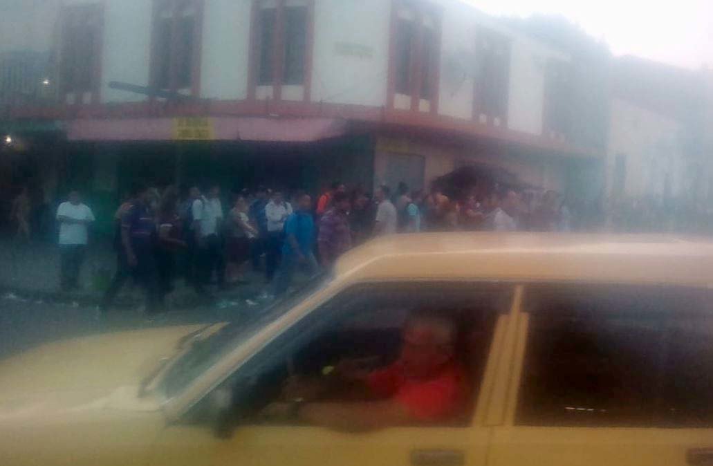 Usuarios de la ruta 113 a la espera de las unidades en el Zurita 2