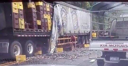 Camión con cervezas en la panamericana