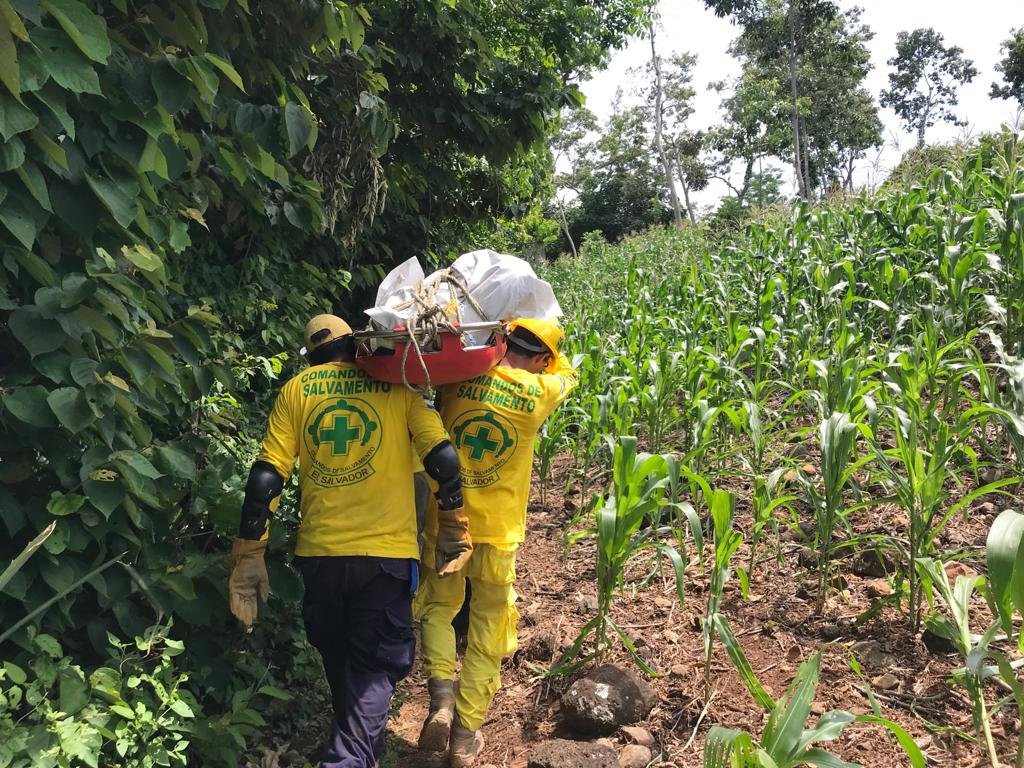 Rescate de cadáveres en Ilobasco