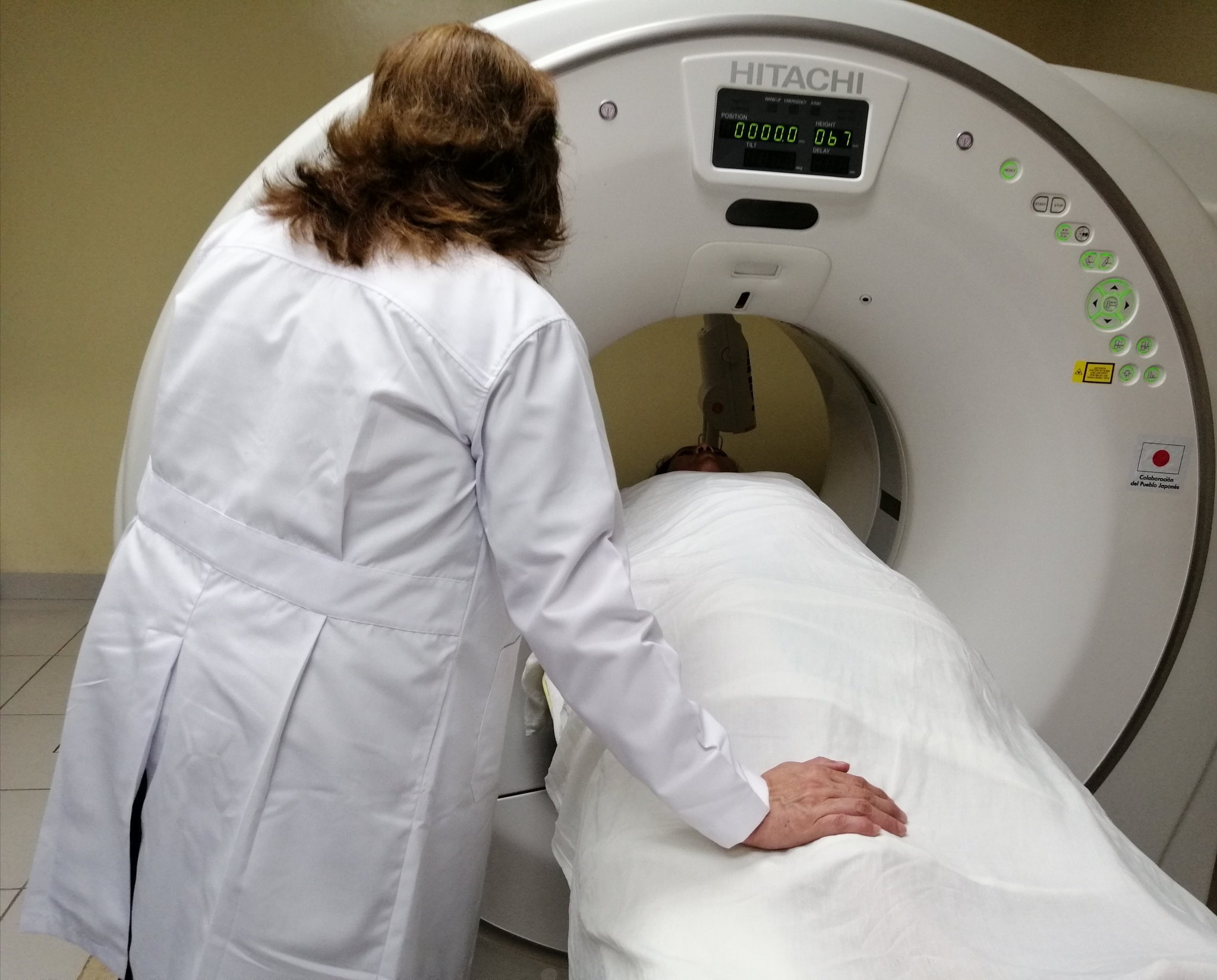 Ministra con Tomógrafo