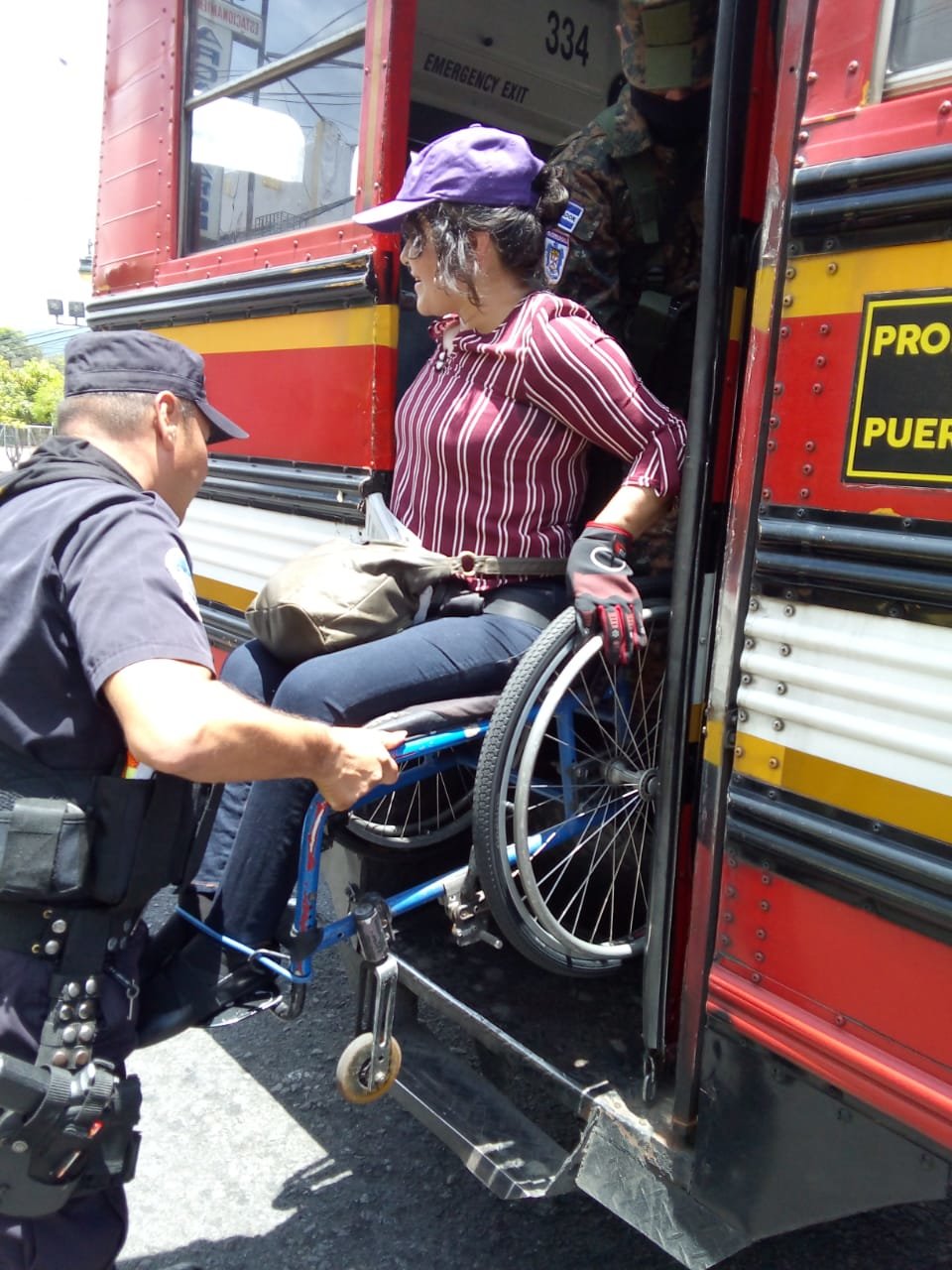 Mujer que recibió ayuda a bajar del Bus