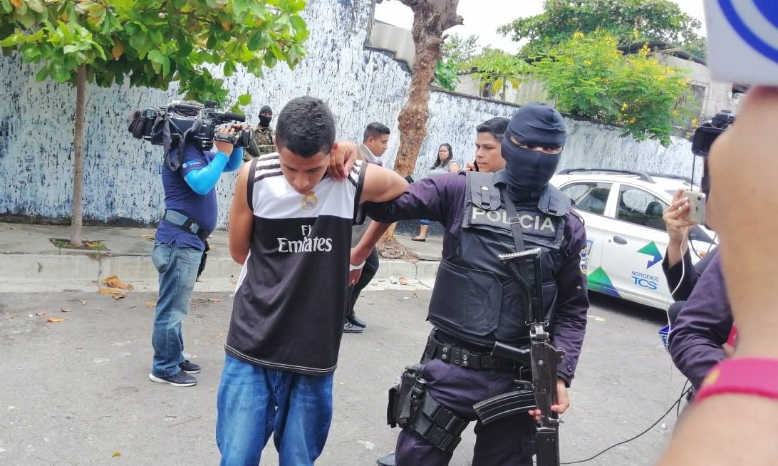 Operativo en colonia Vista al Lago, de ILopango, dejó varias capturas. Foto cortesía PNC Operativo en colonia Vista al Lago, de ILopango, dejó varias capturas. Foto cortesía PNC