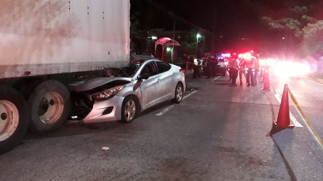 Imnagen del accidente carretera hacia Comalapa. Foto cortesía de Comandos de Salvamento. Imnagen del accidente carretera hacia Comalapa. Foto cortesía de Comandos de Salvamento.