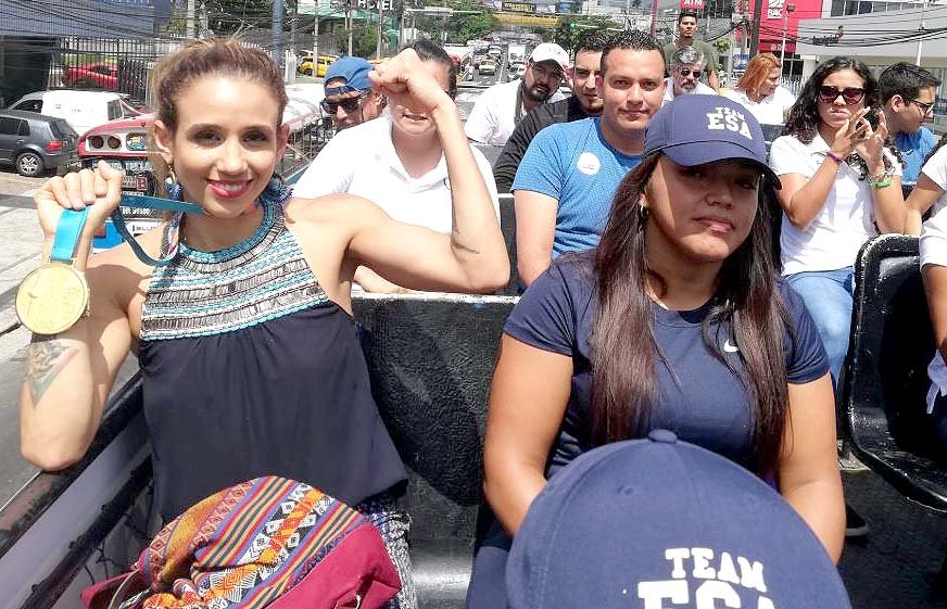 Paulina Zamora muestra con orgullo la medalla de oro que ganó en Juegos Panamericanos. Fotos cortesía COES. Paulina Zamora muestra con orgullo la medalla de oro que ganó en Juegos Panamericanos. Fotos cortesía COES.