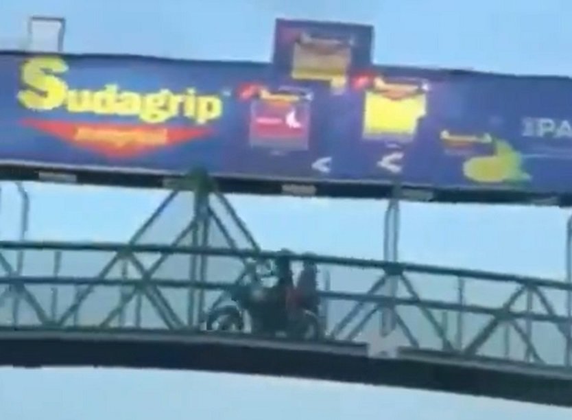 Motociclista en pasarela