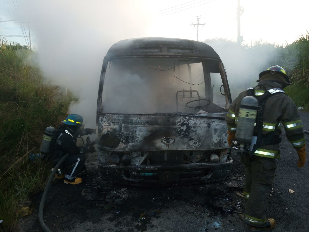 Bomberos y micro de la 140