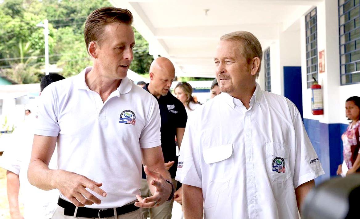 El presidente de la Corporación Reto del Milenio, Sean Cairncross, recorren el centro educativo junto al embajador de Estados Unidos Ronald Douglas Johnson. Fotos cortesía FOMILENIO II, Embajada de Estados Unidos. El presidente de la Corporación Reto del Milenio, Sean Cairncross, recorren el centro educativo junto al embajador de Estados Unidos Ronald Douglas Johnson. Fotos cortesía FOMILENIO II, Embajada de Estados Unidos.