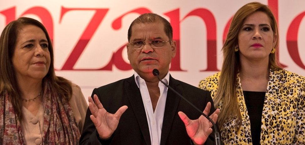 Nidia Díaz, jefa de fracción; Oscar Ortiz, secretario general del partido, y la diputada Karina Sosa durante la conferencia de prensa. Foto cortesía FMLN Nidia Díaz, jefa de fracción; Oscar Ortiz, secretario general del partido, y la diputada Karina Sosa durante la conferencia de prensa. Foto cortesía FMLN