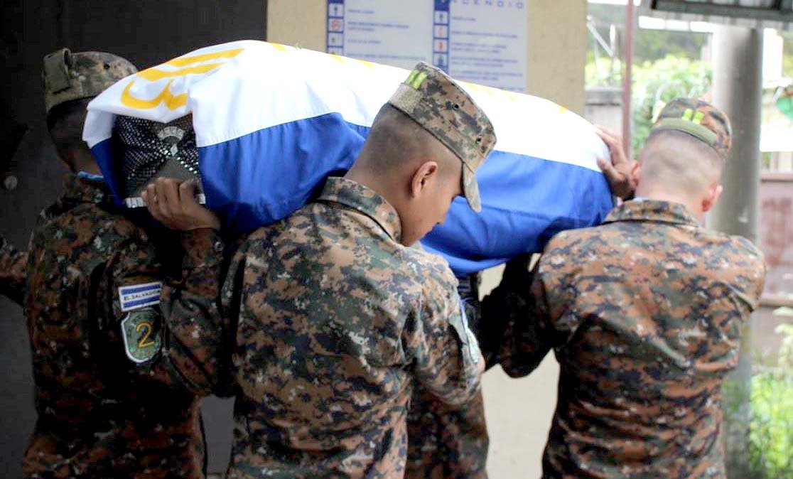 Entregan restos de soldados enterrados en Vista al Lago 2