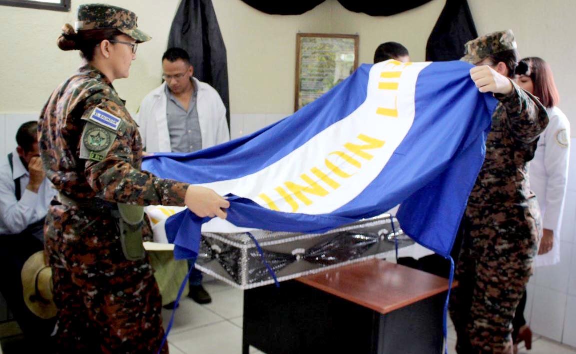 Entregan restos de soldados enterrados en Vista al Lago 3