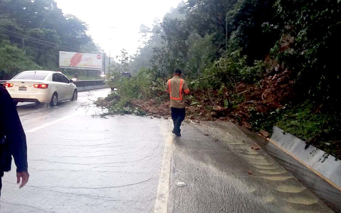 Derrumbe en carretera del Puerto de La Libertad