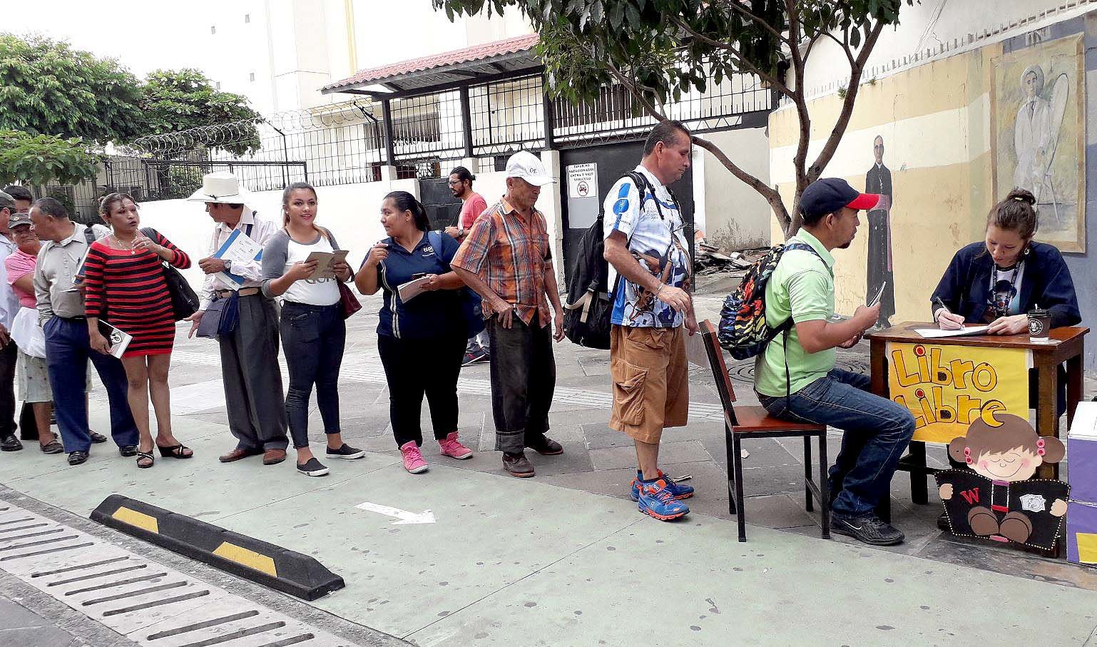 Biblioteca Nacional Regala Libros 1