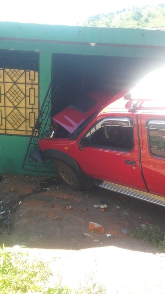Vehículo se mete a casa en Sensuntepeque