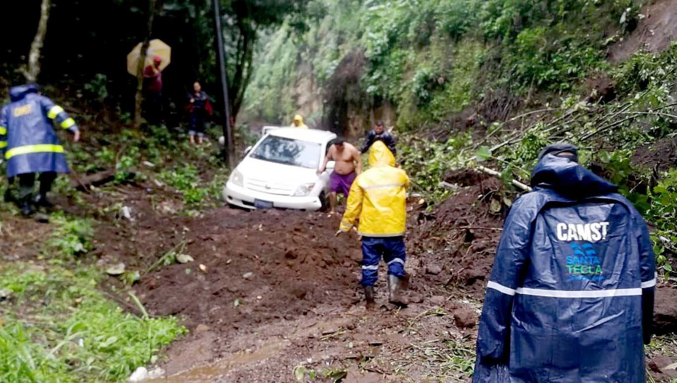 Derrumbe en cantón Victorias Santa Tecla