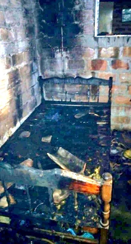Casa incendiada en Chalatenango 1