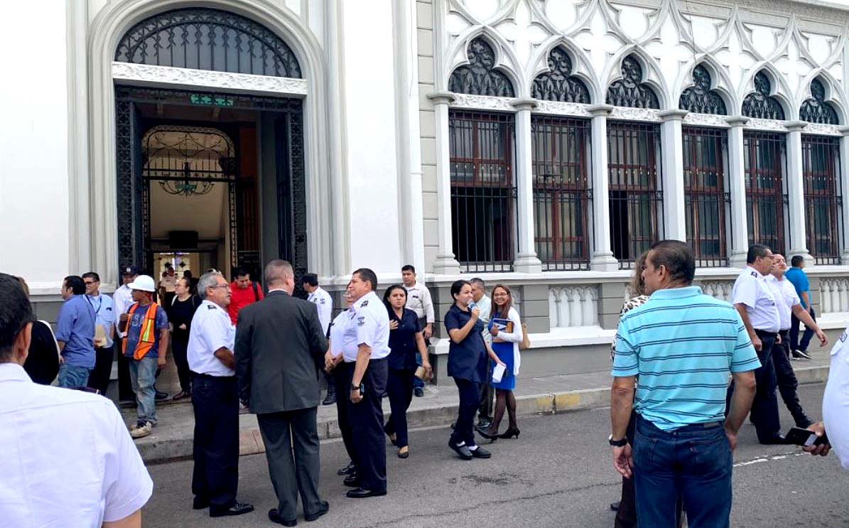 Evacúan edificio de la PNC