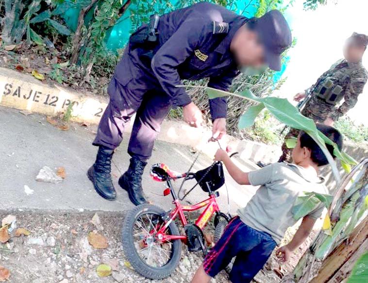 Policías juega con niñas a la pelota 2