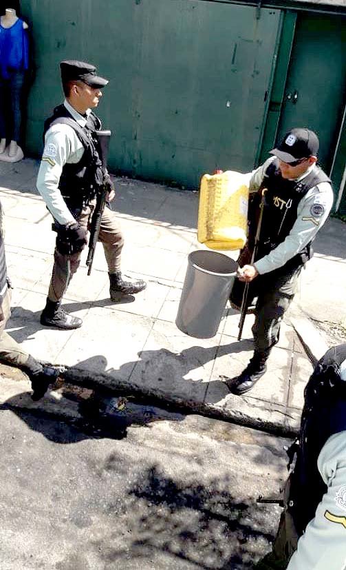 CAMST retiran recipientes de reserva de espacio en calle 2