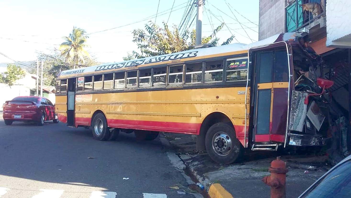 Detienen a busero que pretendio huir tras chocar contra una casa 2