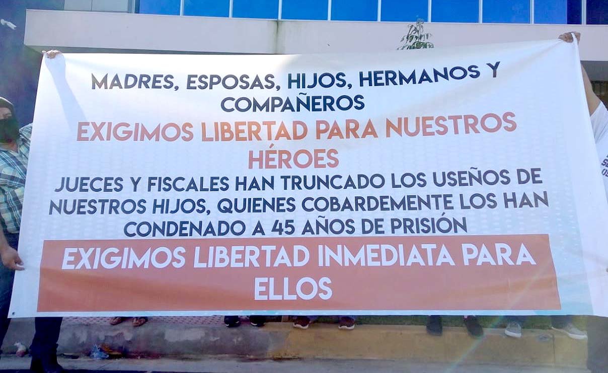 protesta de esposas y familiares de policias condenados a 45 años de prisión 2