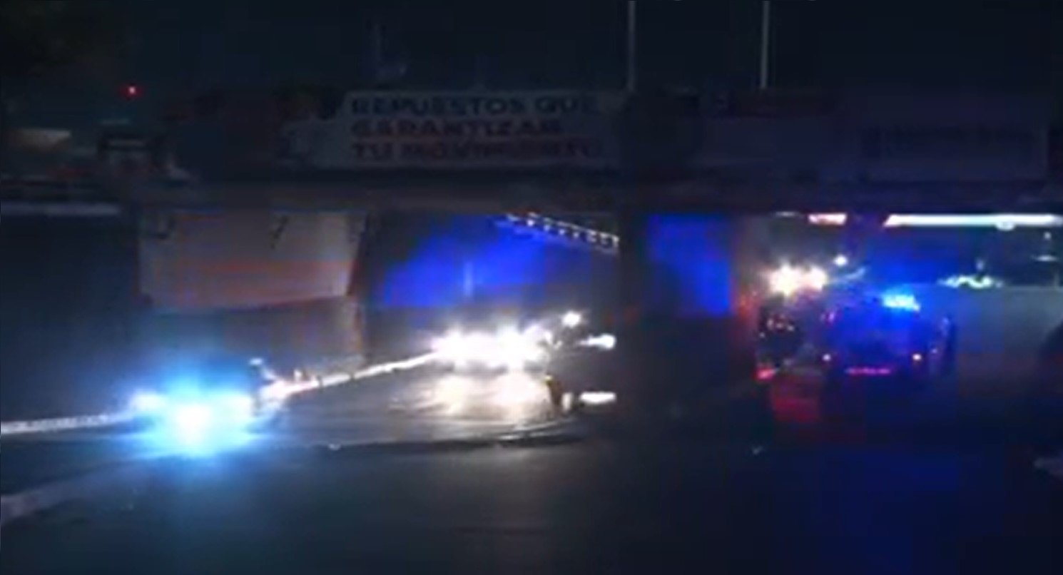 Hombre cae de paso a desnivel sobre la 49