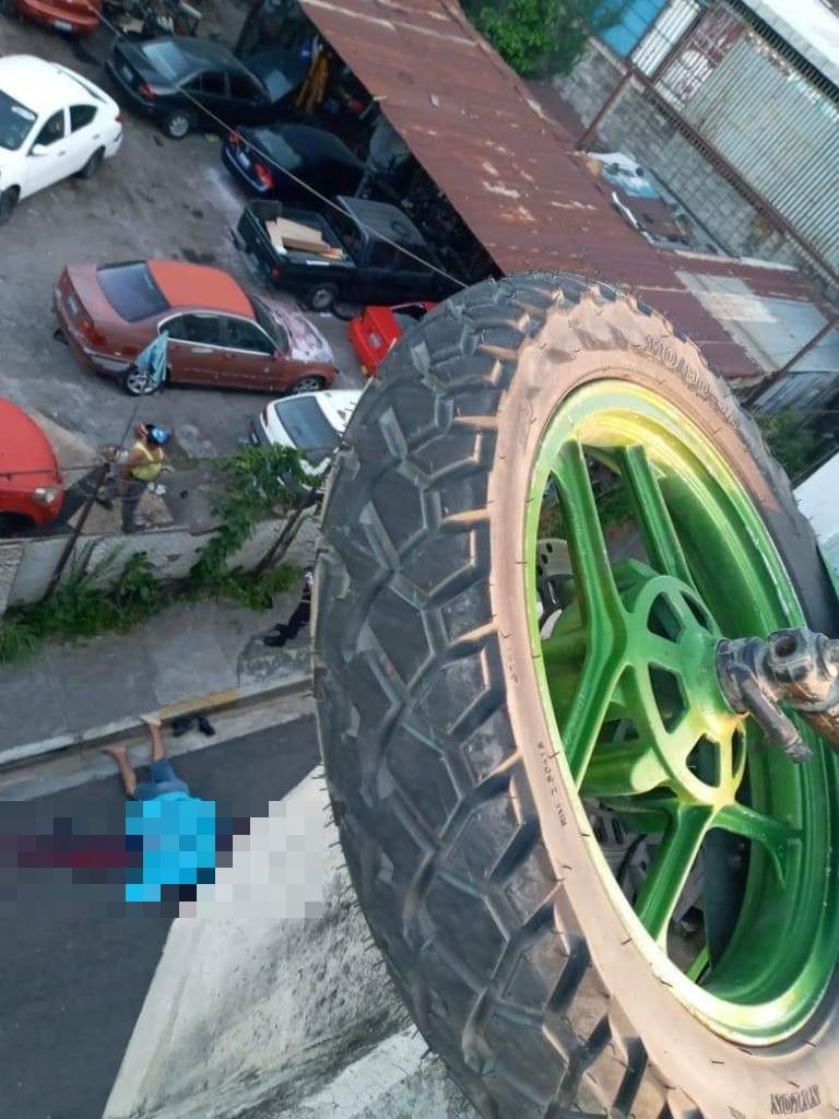 Mototciclistas caídos de paso a desnivel