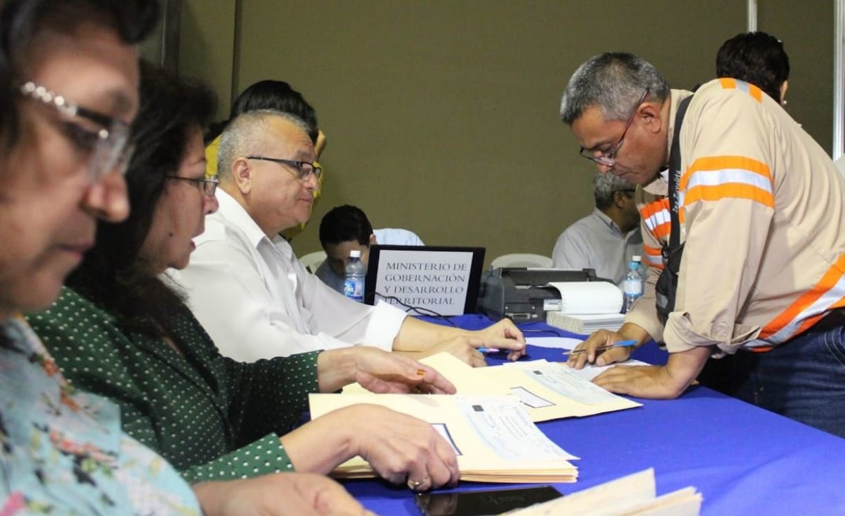 Afectados por la cárcava de la Santa Lucía reciben apoyo económico. Foto cortesía del Ministerio de Gobernación. Afectados por la cárcava de la Santa Lucía reciben apoyo económico. Foto cortesía del Ministerio de Gobernación.