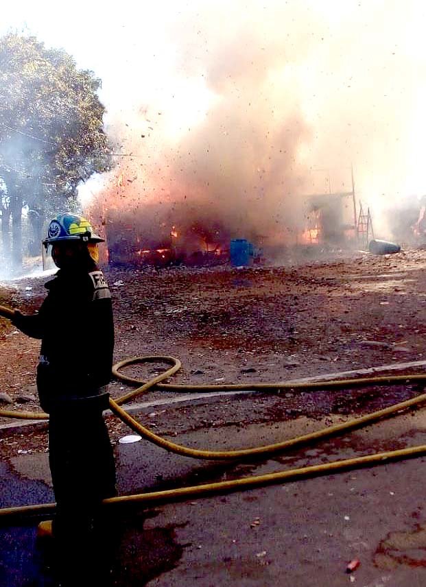 Incendio en venta de pólvora en San Francisco Gotera 4