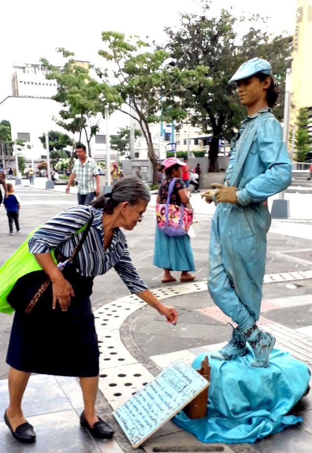 Damián Torres la estatua humana 1