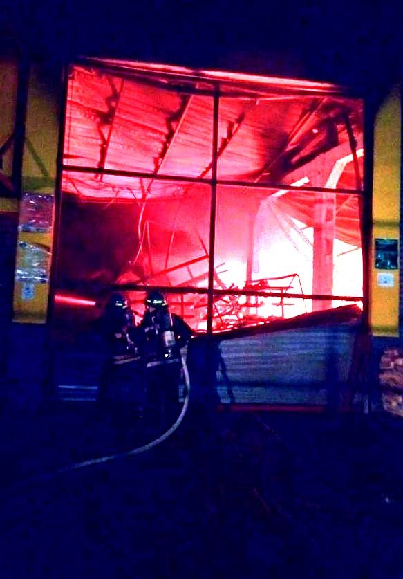 Incendio en ferretería de San Miguel 3