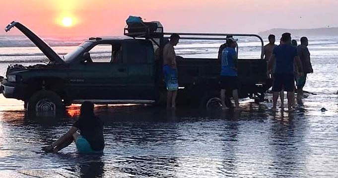 Carro a orilla de la playa El Cuco se hunde 3