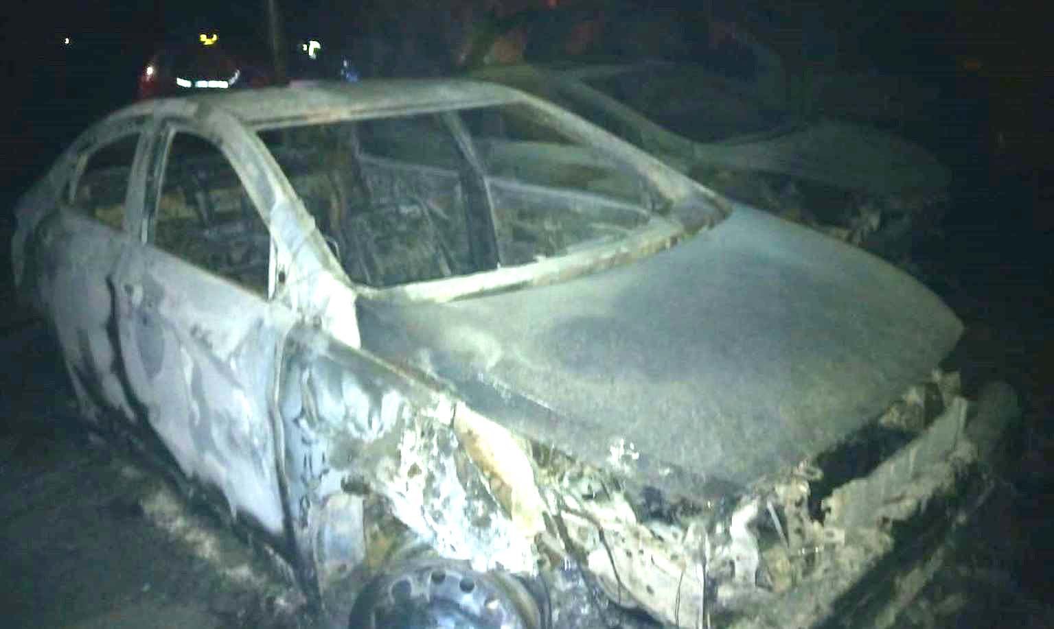 Cuatro vehículos incendiados en taller de Santa Ana 1