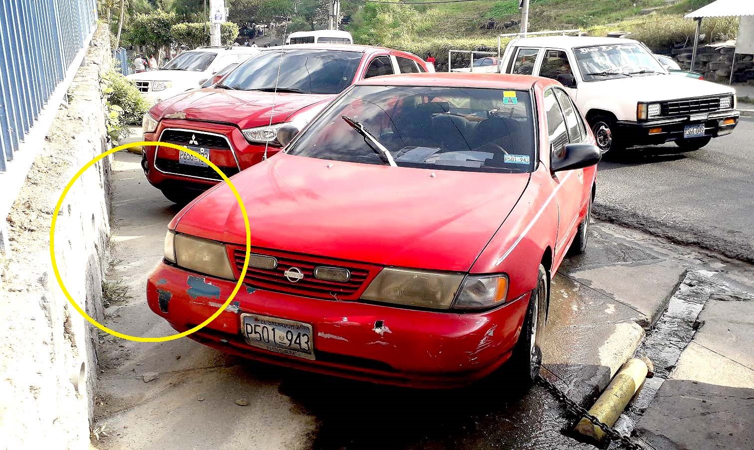 Vehículos en aceras en contornos del hospital Amatepec 2