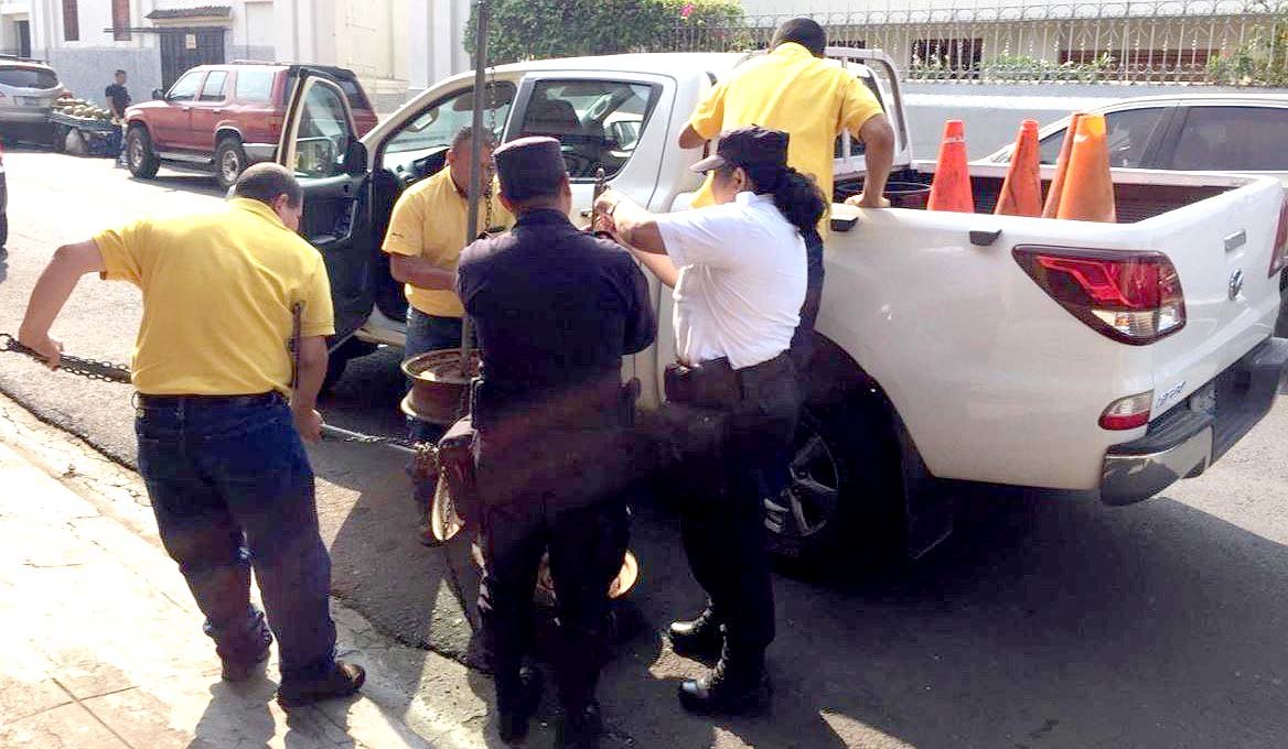 Retiran estructuras de reserva de espacio en la calle 2