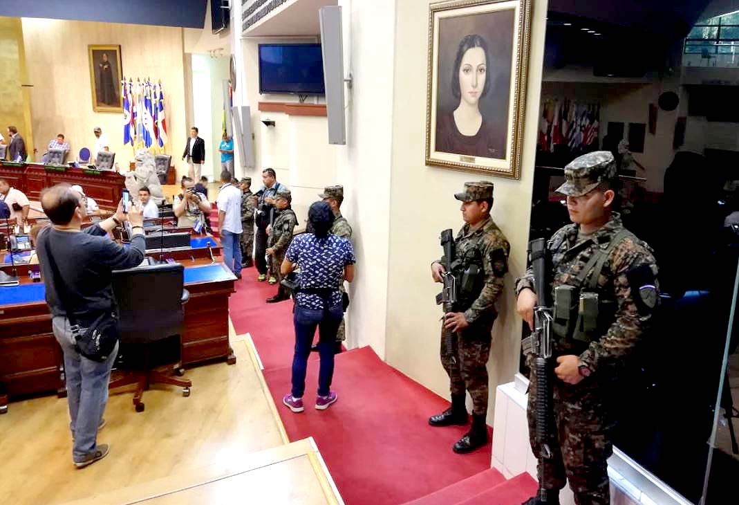 Militares dentro del Salón Azul de la Asamblea Legislativa 1