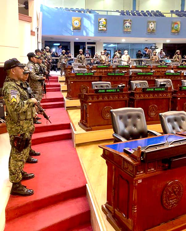 Militares dentro del Salón Azul de la Asamblea Legislativa 3