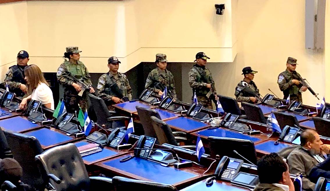 Militares dentro del Salón Azul de la Asamblea Legislativa 4