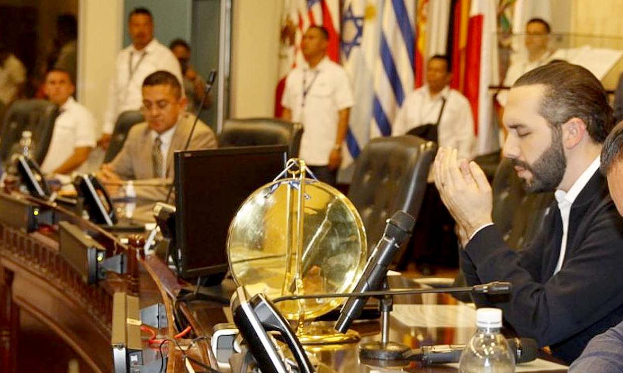 Bukele orando en el Salón Azul de la Asamblea