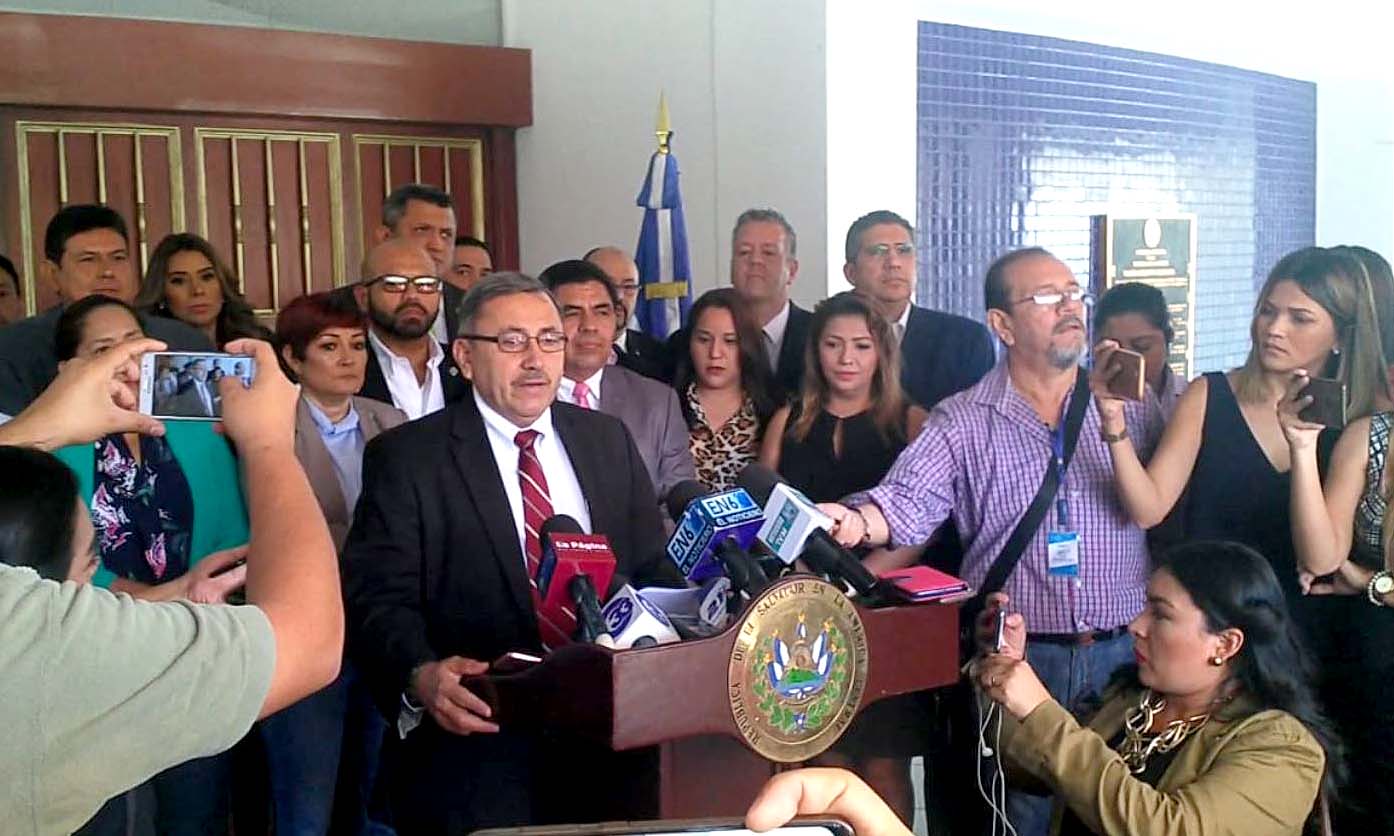 Diputados del partido ARENA se pronunciaron este lunes por los hechos ocurridos el domingo. Foto Oscar Cruz. Diputados del partido ARENA se pronunciaron este lunes por los hechos ocurridos el domingo. Foto Oscar Cruz.