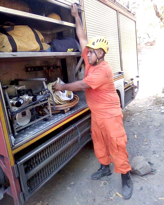 Rescatan a una anciana que cayó en pozo 3