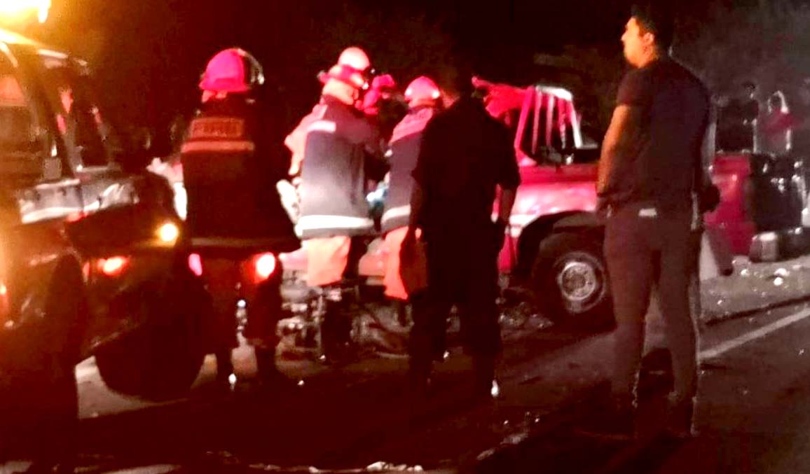 Bomberos hombre muere al chocar con una vaca